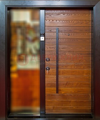 Коричневая входная дверь c МДФ панелью и стеклом ЧД-38 в частный дом в Лобне