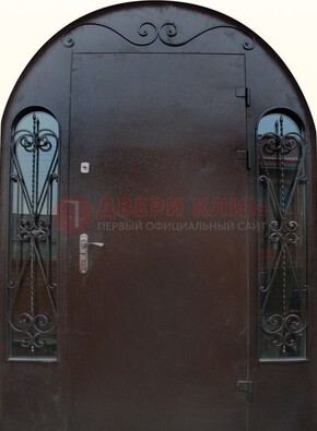 Арочная дверь со стеклом и ковкой ДА-16 под старину в Лобне