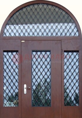 Крепкая стальная арочная дверь со стеклом и ковкой ДА-21 в Лобне