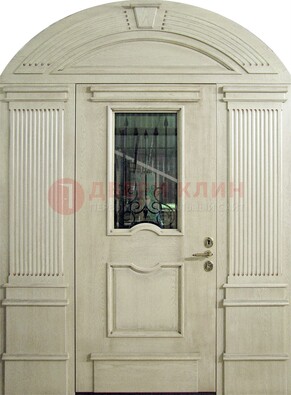 Белая входная дверь массив со стеклом и ковкой ДА-49 в Лобне