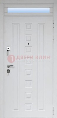 Белая металлическая дверь с фрамугой для коттеджа ДФГ-21 в Лобне