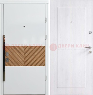 Белая железная дверь МДФ горизонтальной вставкой ДМ-265 в Лобне