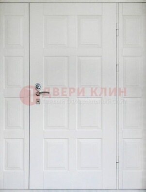 Белая входная дверь для коттеджа с МДФ ДМ-536 в Лобне