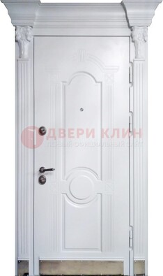 Белая металлическая дверь с массивом дуба для дома ДМД-59 в Лобне