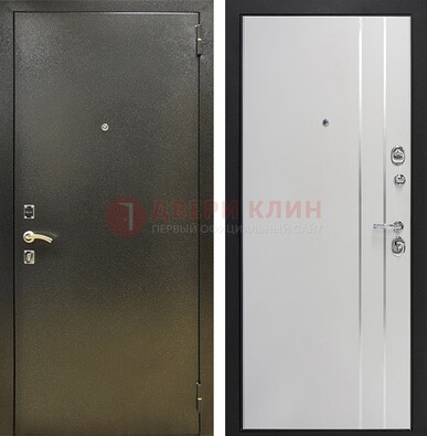 Железная темная дверь с порошковым покрытием и белая МДФ с молдингами  ДП-296 в Лобне