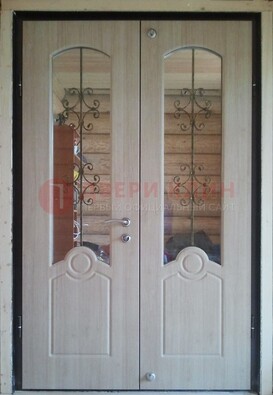 Парадная дверь со стеклянными вставками и ковкой ДПР-23 в деревянный дом в Лобне