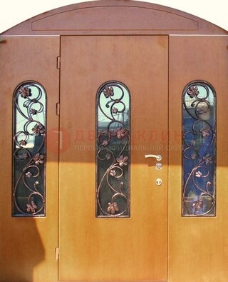 Парадная дверь со стеклянными вставками и ковкой ДПР-28 в общественное здание в Лобне