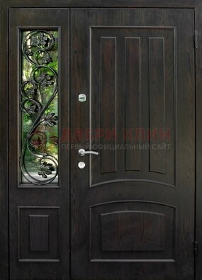 Парадная дверь со стеклянными вставками и ковкой ДПР-31 в кирпичный дом в Лобне
