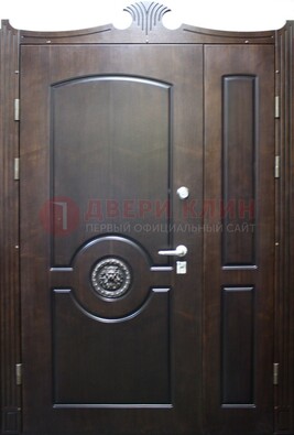 Коричневая парадная дверь с украшением ДПР-52 с утеплением в Ступино