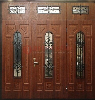 Парадная дверь с металлическими вставками и ковкой ДПР-72 в дом в Лобне