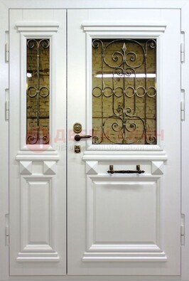 Белая парадная металлическая дверь со стеклом и ковкой ДПР-83 в Лобне