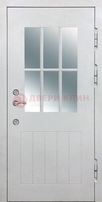 Белая уличная дверь со стеклом ДС-30 в Лобне