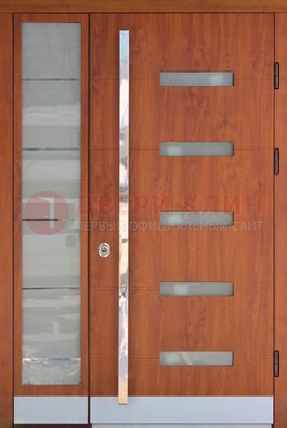 Коричневая металлическая дверь со стеклом ДС-72 в Лобне