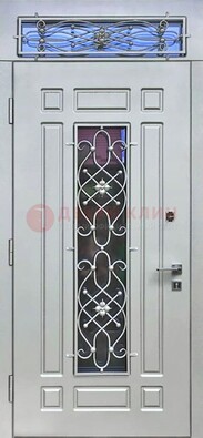 Белая железная дверь со стеклом и ковкой с верхней фрамугой ДСК-112 в Лобне