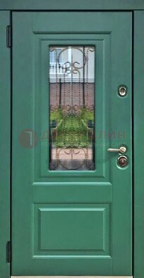 Зеленая металлическая дверь со стеклом и ковкой ДСК-113 в Лобне