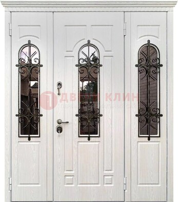 Белая распашная стальная дверь со стеклом и ковкой ДСК-125 в Лобне