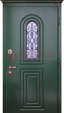 Темно-зеленая входная дверь со стеклом и ковкой ДСК-129 в Лобне