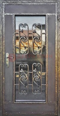 Коричневая наружная дверь порошок со стеклом и ковкой ДСК-160 в Лобне