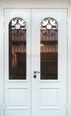 Белая стальная дверь стекло с ковкой и филенкой ДСК-201 в Лобне