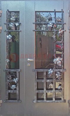 Распашная уличная дверь Порошок со стеклом и ковкой ДСК-221 в Лобне