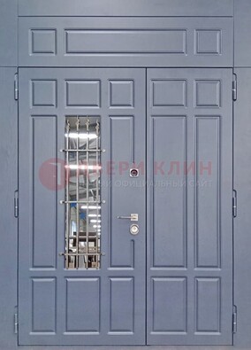 Серая двухстворчатая дверь Винорит со стеклом и ковкой ДСК-234 RAL 7024 в Лобне