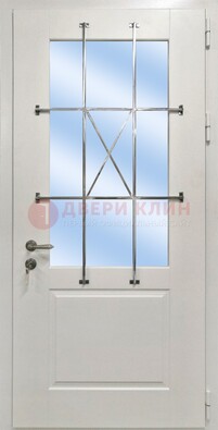 Белая простая железная дверь Винорит со стеклом и ковкой ДСК-257 в Лобне