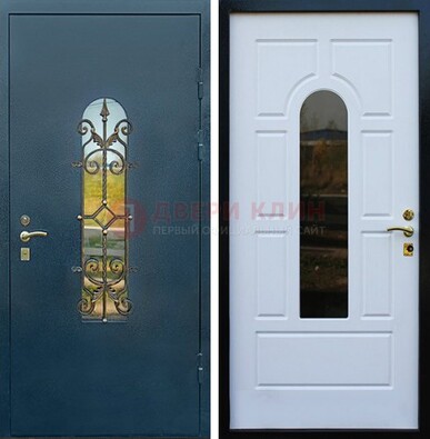 Входная дверь Дверь со стеклом и ковкой ДСК-71 для кирпичного дома в Лобне