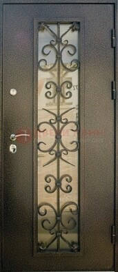 Входная дверь Дверь со стеклом и ковкой черного цвета ДСК-76 для веранды в Лобне