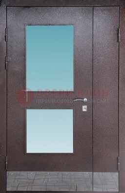 Коричневая тамбурная дверь со стеклянными вставками ДТМ-21 в Лобне