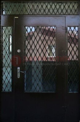 Коричневая тамбурная дверь со стеклянными вставками и ковкой ДТМ-32 в Лобне