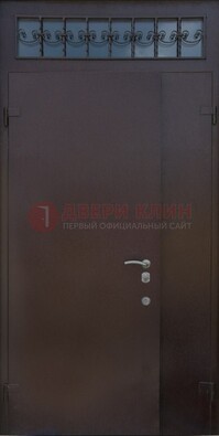 Коричневая тамбурная дверь со стеклянными вставками и ковкой ДТМ-39 в Лобне
