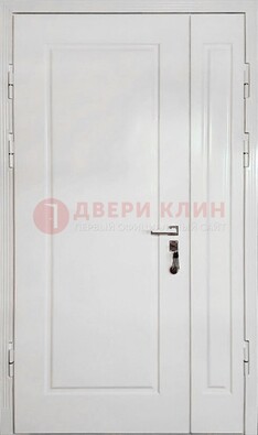 Полуторная металлическая дверь с МДФ в белом цвете ПЛ-24 в Лобне