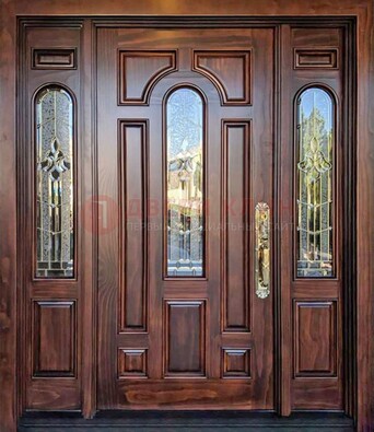 Железная классическая дверь с массивом дуба и витражом ВЖ-18 в Лобне