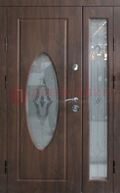 Коричневая двухстворчатая железная дверь с МДФ и витражом ВЖ-33 в Лобне